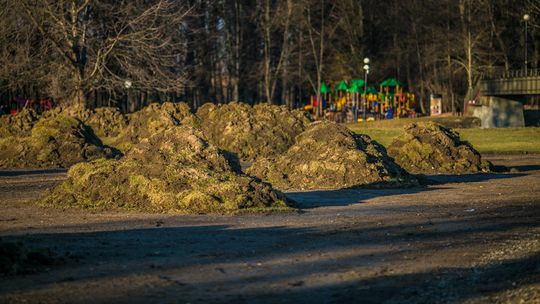 Na gorlickiej Saharze powstaje boisko ze sztuczną murawą [FOTO]