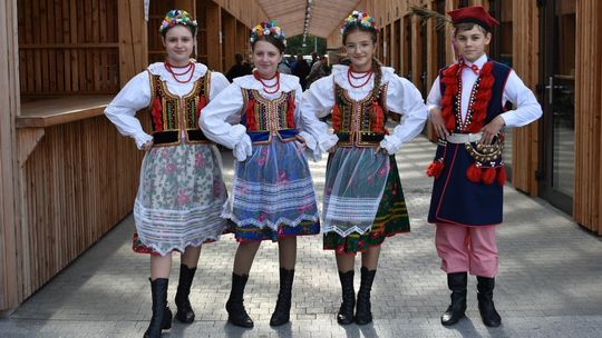 dziewczyny w ludowych strojach na bieckim jarmarku kultury