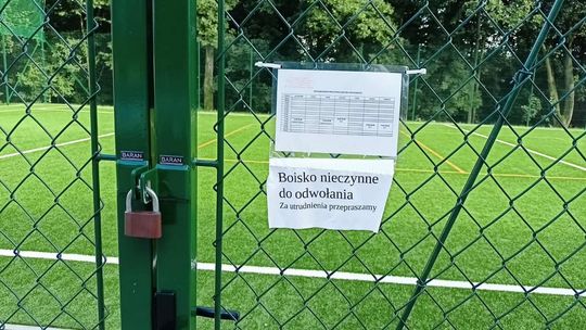 zdjęcie przedstawia wejście na boisko sportowe