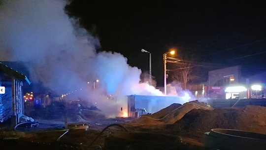 Nad ranem strażacy walczyli z pożarem na placu budowy