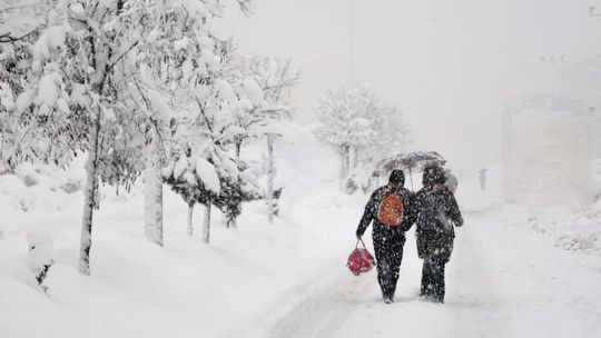 Ludzie idący podczas śnieżycy
