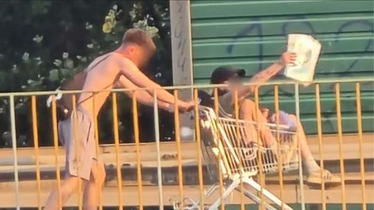 Nagranie z Gorlic obiega internet. Czytelnik zarejestrował nietypowe zachowanie osób, domniemanych napastników z Lipinek [VIDEO]