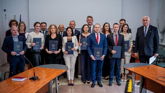 Zdjęcie przedstawia mianowanych nauczycieli z powiatu gorlickiego