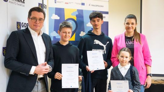 Zdjęcie przedstawia uczestników konkursu i urzędników