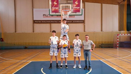 zdjęcie przedstawia koszykarzy pod koszem w hali OSiR w Gorlicach