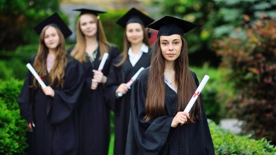 zdjęcie przedstawia kobiety w togach i birecie