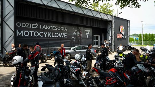 motocykle i motocykliści stojący pod sklepem motocyklowym w nowym sączu