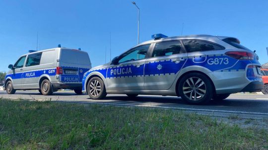 zdjęcie przedstawia radiowozy na ulicy