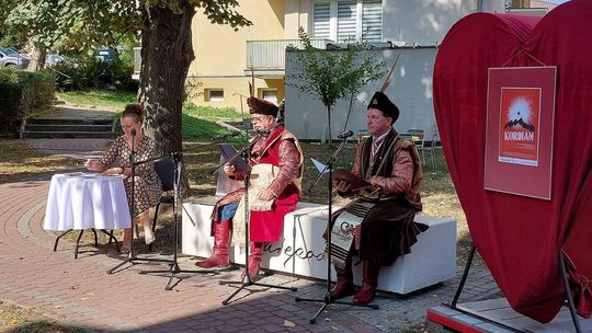 Uczestnicy Narodowego Czytania „Kordiana” na skwerze przy Miejskiej Bibliotece Publicznej w Gorlicach