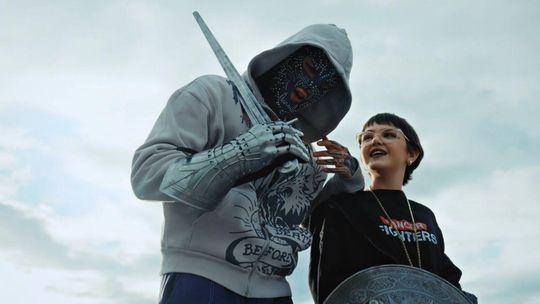 Zdjęcie przedstawia mężczyznę z dziewczynką