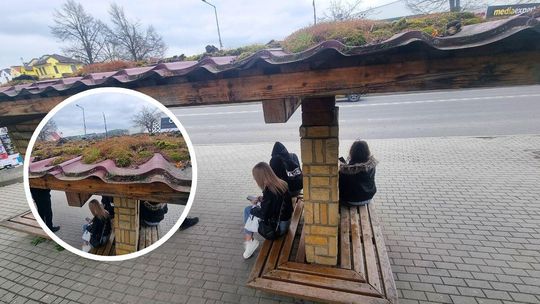 zdjęcie przedstawia przystanek autobusowy w gorlicach, na ławkach siedzi kilka osób