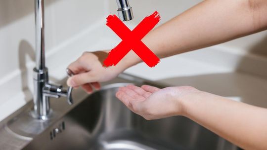 zdjęcie przedstawia kran z wodą