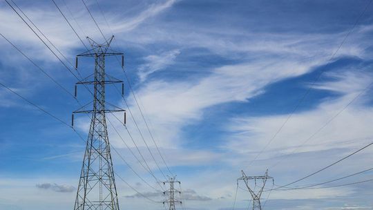 zdjęcie przedstawia słupy energetyczne