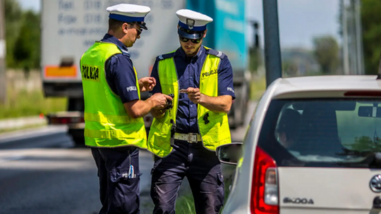 policjanci w czasie kontroli drogowej