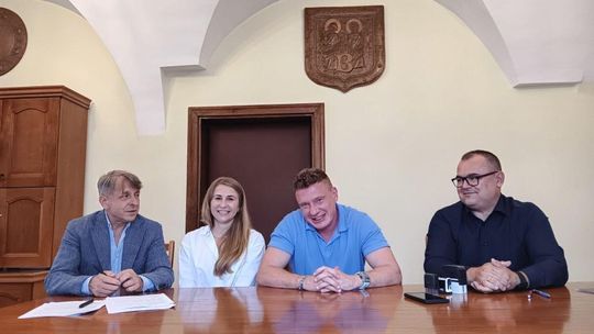 Zdjęcie przedstawia Burmistrza Biecza z urzędnikami po podpisaniu umowy na ścieżkę pieszo-rowerową