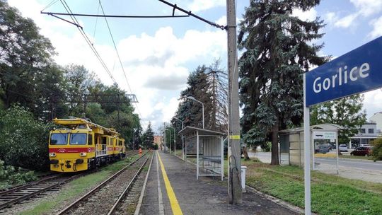 pociąg na torach