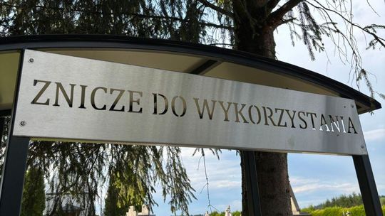 Zdjęcie przedstawia tablicę informacyjną ze zniczami do wykorzystania