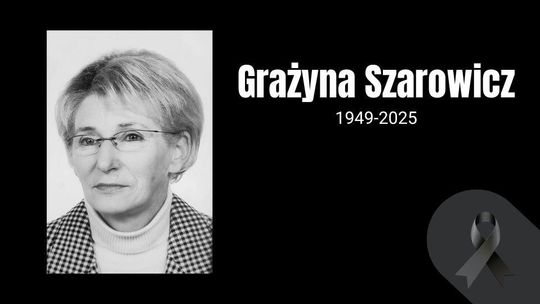 zdjęcie przedstawia czarną planszę z napisem Grażyna Szarowicz 1950-2025