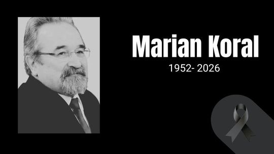 zdjęcie przedstawia czarno-biały portret mężczyzny