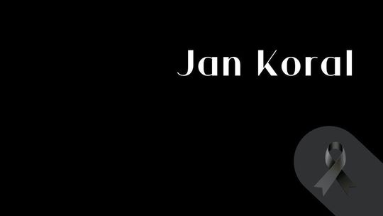zdjęcie przedstawia czarną planszę i kir, oraz napis Jan Koral