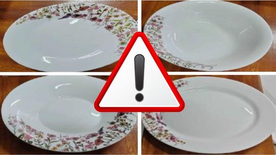 zdjęcie przedstawia porcelanowe talerze i wykrzyknik na środku