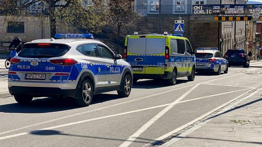 zdjęcie przedstawia trzy policyjne radiowozy na ulicy w gorlicach