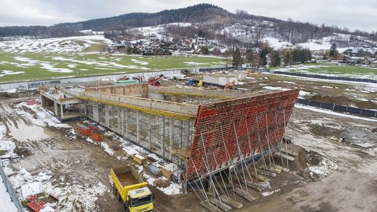 zdjęcie przedstawia plac budowy i mury budynku