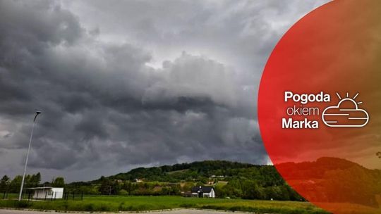 zdjęcie przedstawia zachmurzone niebo nad wzniesieniami