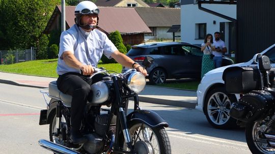 zdjęcie przedstawia mężczyznę w kasku na motorze