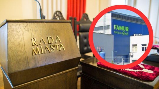 zdjęcie przedstawia pulpit na którym pisze rada miasta