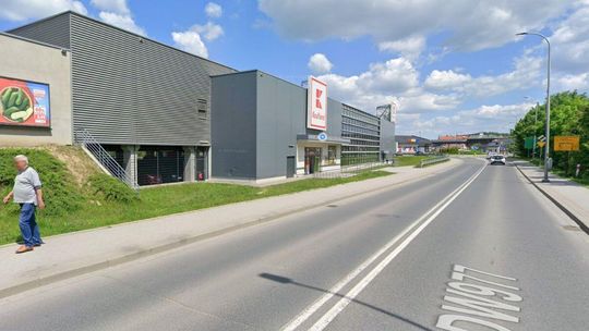Zdjęcie przedstawia budynek przy drodze