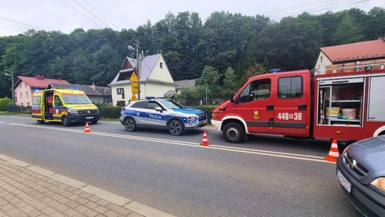 samochody policji, straży pożarnej i karetka ZRM stojąca na drodze