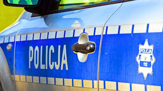 zdjęcie przedstawia drzwi policyjnego radiowozu