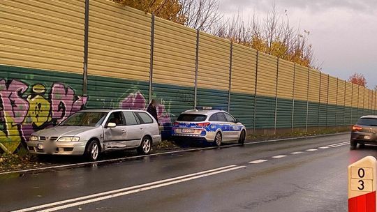Nietrzeźwi kierowcy zmorą gorlickich dróg – interwencje policji w ostatni weekend zdjęcie przedstawia policyjny radiowóz i uszkodzony pojazd na jezdni