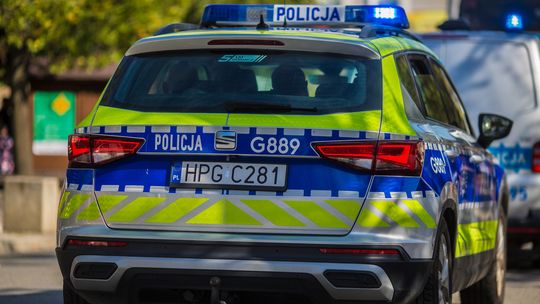 policyjny radiowóz na ulicy w gorlicach