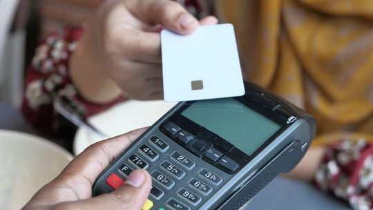 zdjęcie przedstawia płatność kartą bankową