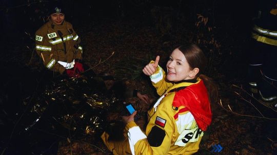 zdjęcie przedstawia ratowniczki z osobą leżącą