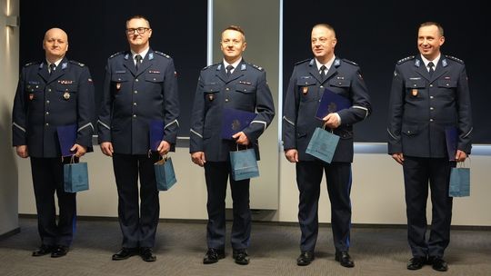 zdjęcie przedstawia stojących w rzędzie mężczyzn w mundurach policyjnych