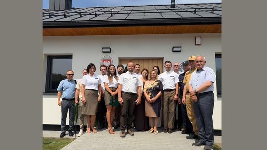 zdjęcie przedstawia grupę ludzi przed budynkiem nadleśnictwa bielanka