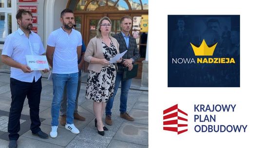 zdjęcie przedstawia kilka osób stojących przed budynkiem