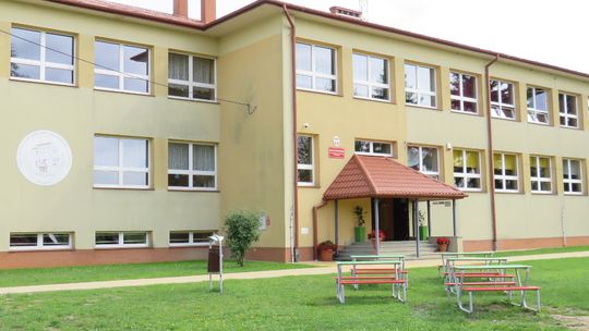 zdjęcie przedstawia szkołę podstawową w Zagórzanach