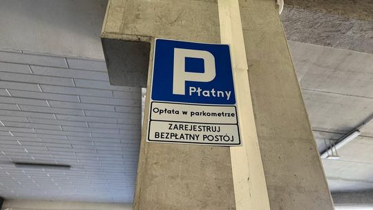 zdjęcie przedstawia tabliczkę informującą o parkingu
