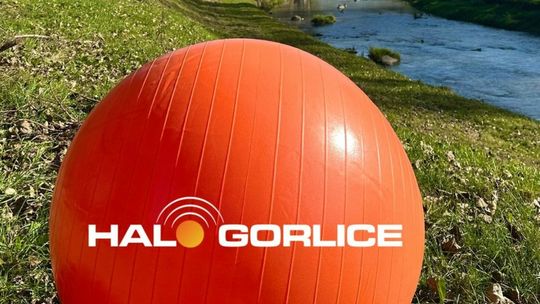 Pomarańczowa piłka na brzegu rzeki Ropy w Gorlicach
