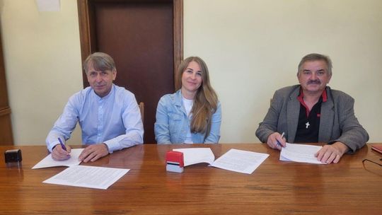 Zdjęcie przedstawia burmistrza gminy Biecz i wykonawcy przy podpisaniu umowy na inwestycję