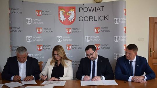 Podpisanie umów w Starostwie Powiatowym w Gorlicach