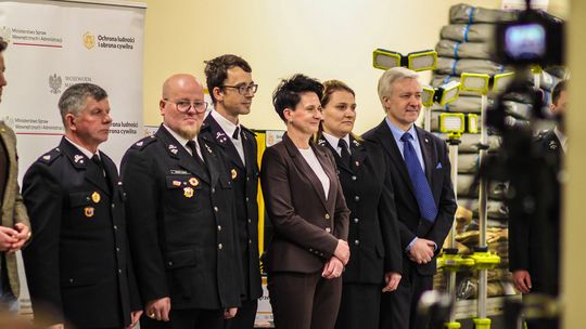 zdjęcie przedstawia kilka osób