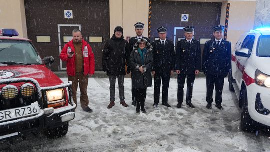 zdjęcie przedstawia strażaków z panią wójt na oficjalnym przekazaniu pojazdów ratowniczych