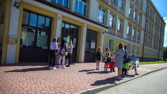 zdjęcie przedstawia wejście do sp 4 w gorlicach