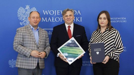 Nowe środki na drogi w Gminie Łużna! Ponad 800 tysięcy złotych na remonty po klęskach żywiołowych Zdjęcie przedstawia Krzysztofa Klęczara, Mariusza Tarsę i Iwonę Wiktorek po podpisaniu umowy na remont dróg gminnych