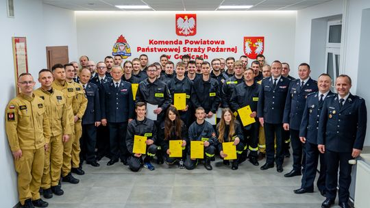 zdjęcie przedstawia strażaków na sali konferencyjnej Państwowej Straży Pożarnej